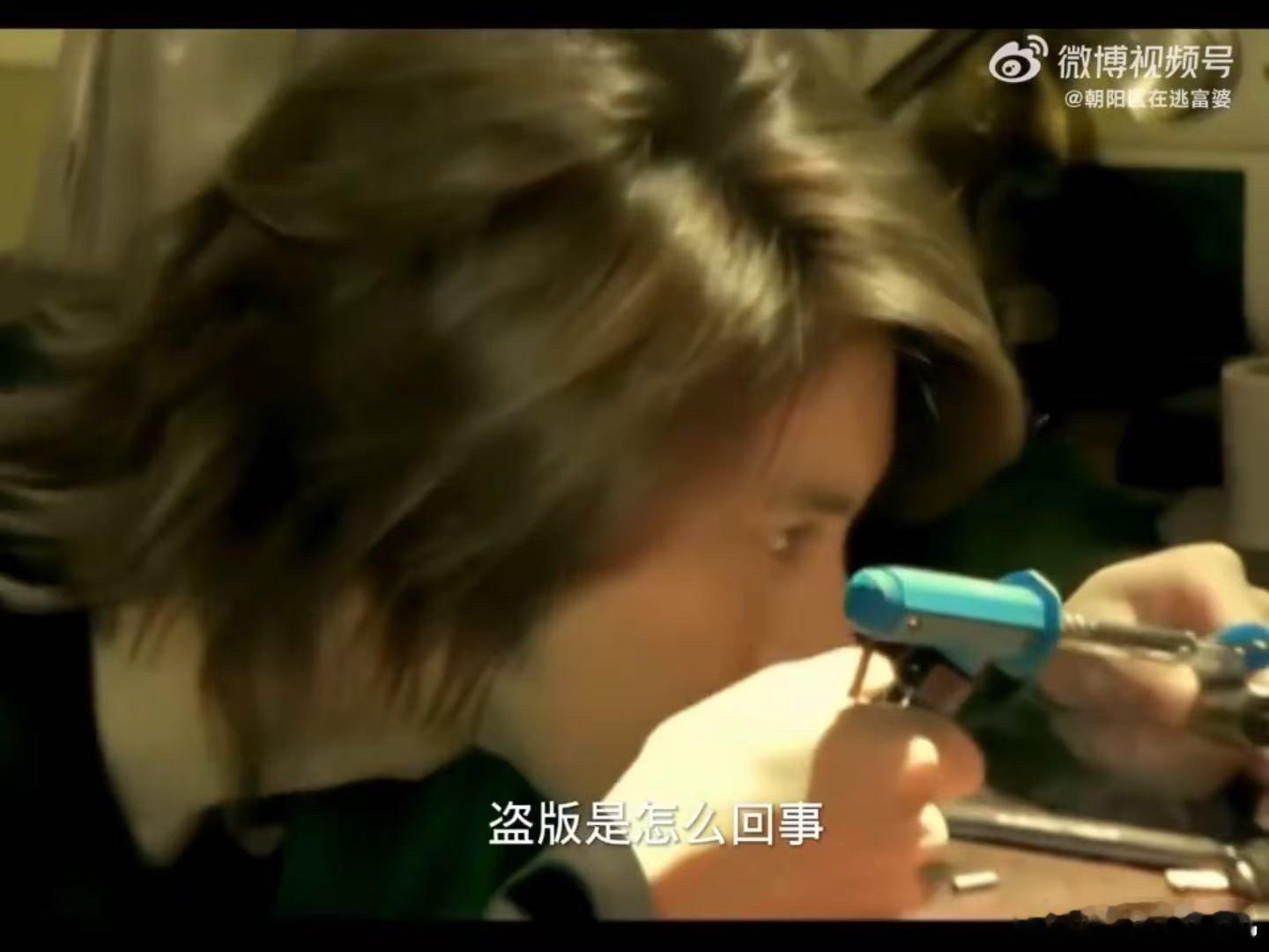 从温柔的点歌环节到激情的摇滚段落，二哥用一把吉他完成了情绪的大反转，既有宣泄也有