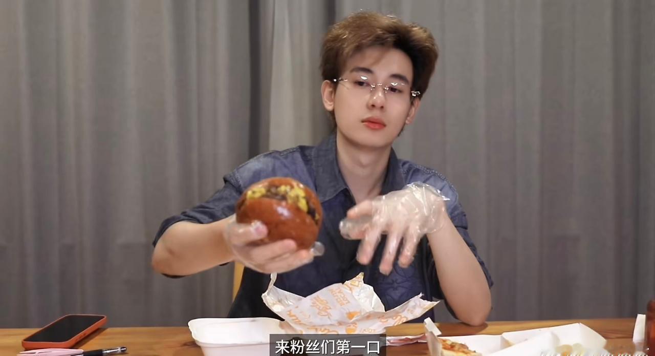 胡先煦超话胡先煦拼豆最累的是嘴胡先煦拼豆6分钟笑点60个多好，看了六分钟的单口相