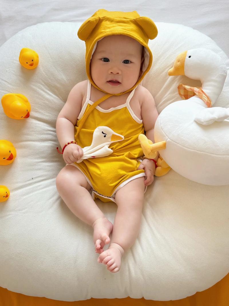 娃娃晚上精力旺盛不爱睡觉怎么办?调整一下睡眠时间，看一下是不是白天睡多了。