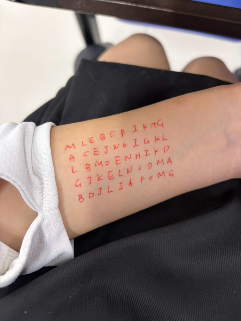 我就这样打小抄。 