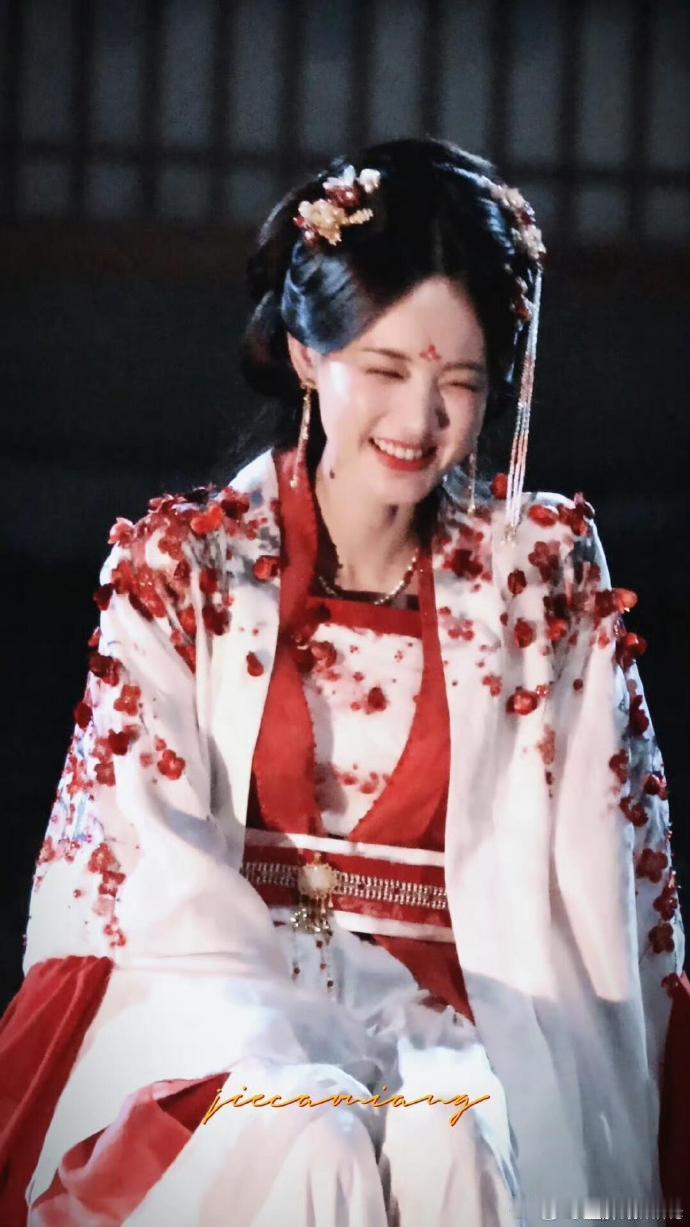 #李一桐发文回应蜈蚣##李一桐 蜈蚣# 拍戏现场遭遇蜈蚣，李一桐却毫不知情，网友