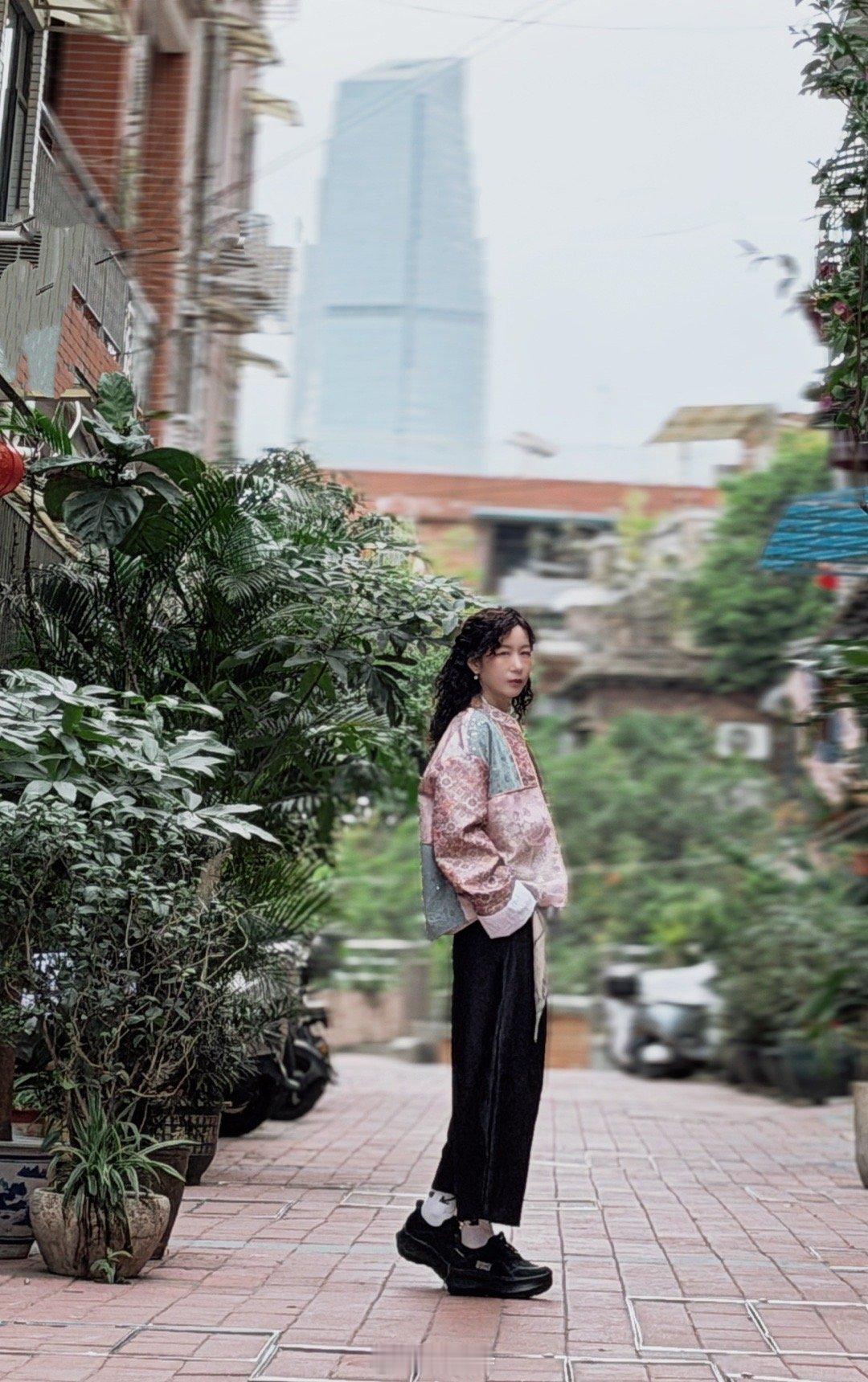 马年接福发博接整年福气，一马当先迎好运！嗯，请关注一下脚上的鞋子，【SARTRE