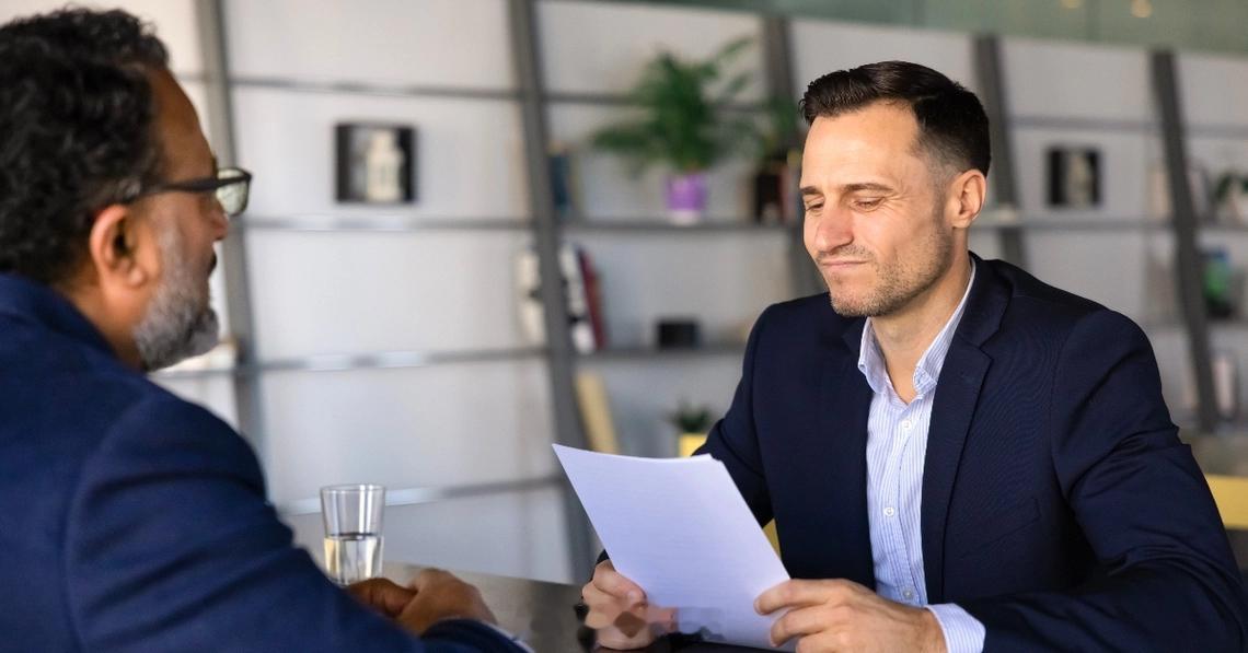 美国企业为何频繁解雇50岁到60岁员工 近期有财经网站分析指出，在美国和其他地方