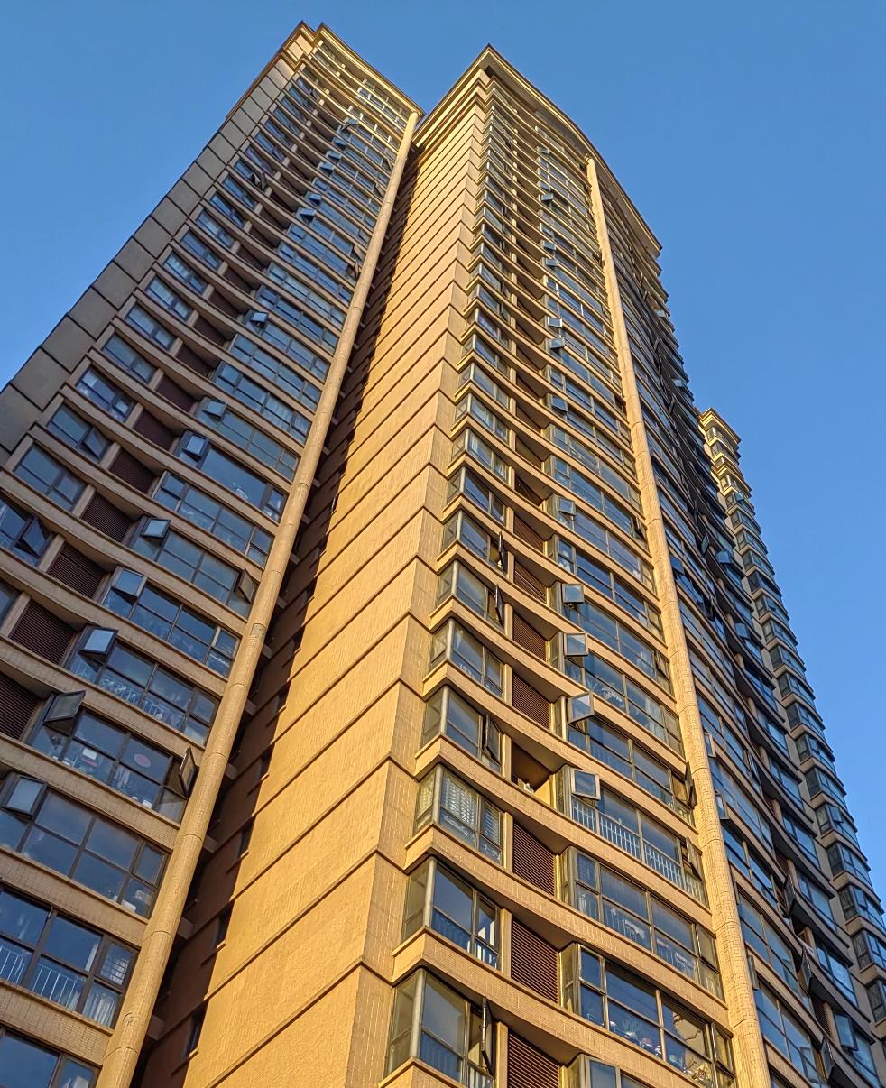 一老乡人不错，最近退休了，闲来无事，常招人聚会，多次做东，菜好酒不错，但很多人渐