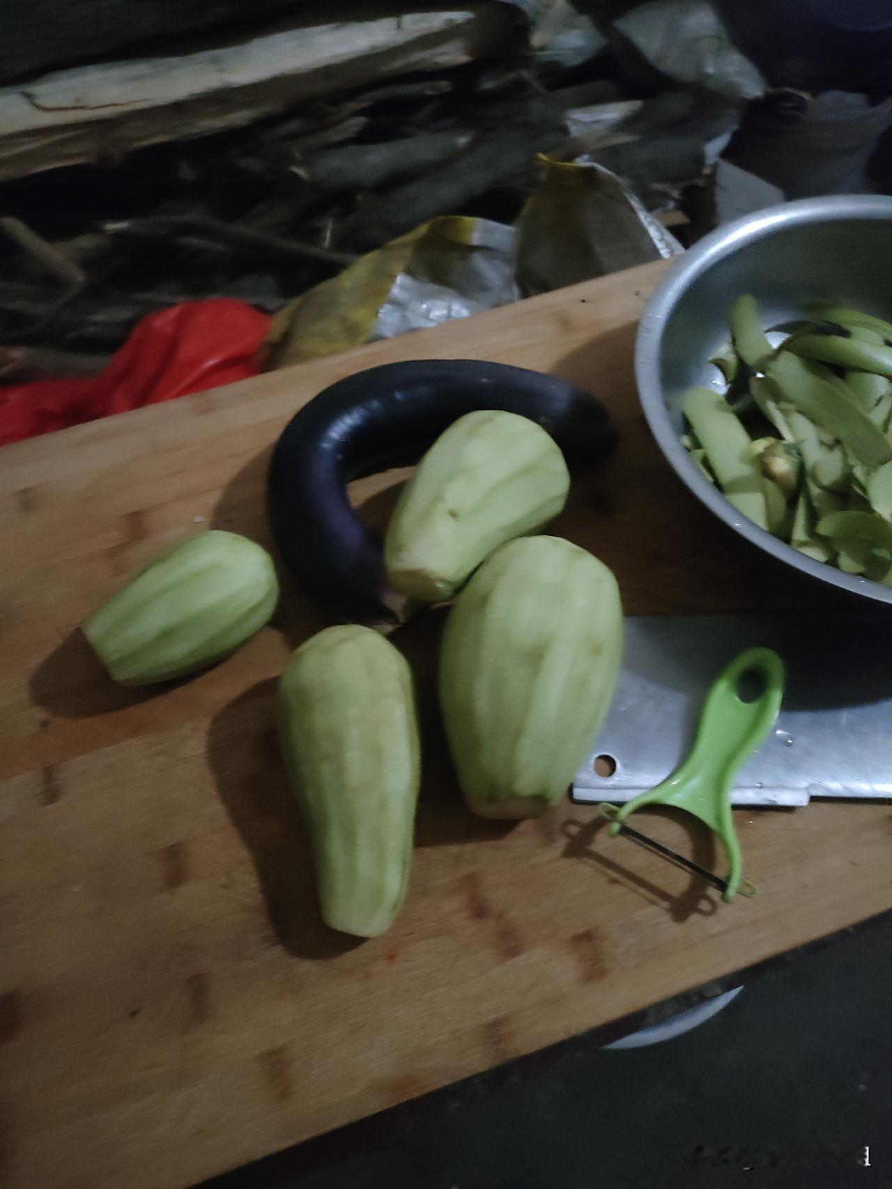 今晚做面水稀饭，炒茄子，突然又想喝面水了，想吃什么就做什么吧。

先用电饭锅把面