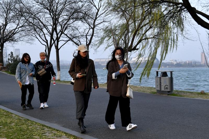 今年冬天的不同 今年冬天跟往年比，那差异可太明显了。
暖冬感十足，干冷变湿冷，多