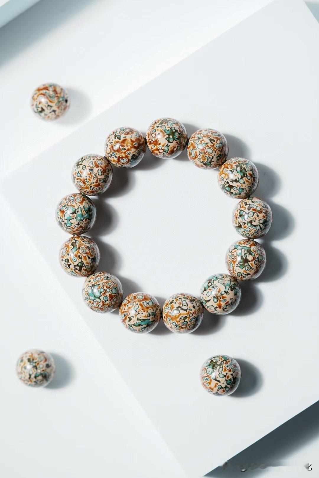 大漆｜手串

第一眼，是花。
再看，却不是花。

层层漆色交叠，深浅流转，像时间