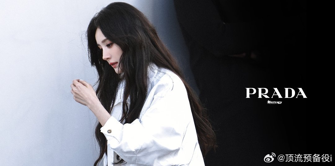 杨幂巴黎时装周看秀感觉有点 chase陈  的味道，有点公路戏的故事感