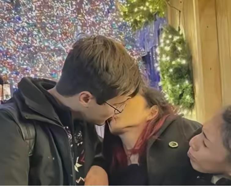 墨西哥一对连体双胞胎，共享身体长达22年，姐姐交了男朋友后，碍于生理因素，她每次