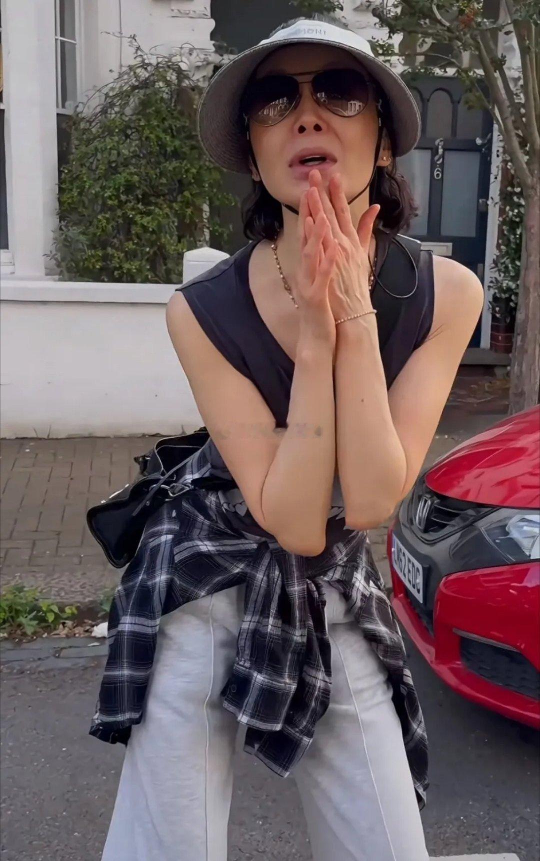60岁的张曼玉入驻某平台，只发了一个视频，但这个视频一口气拍了25个转场视频，换