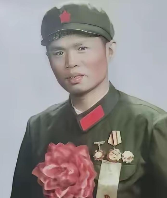 1982年，在越战中立下一等功的龙洪春，坚持娶一个入狱的女工，被取消军校保送，两