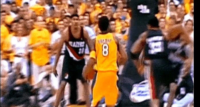 湖人三连冠的秘密武器：让步的力量🏀2000年的西部决赛，湖人落后15分，科比没
