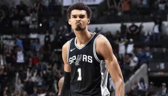 12月26日NBA常规赛雷霆主场对阵马刺，马刺用团队攻势压制雷霆逐步取得17分领