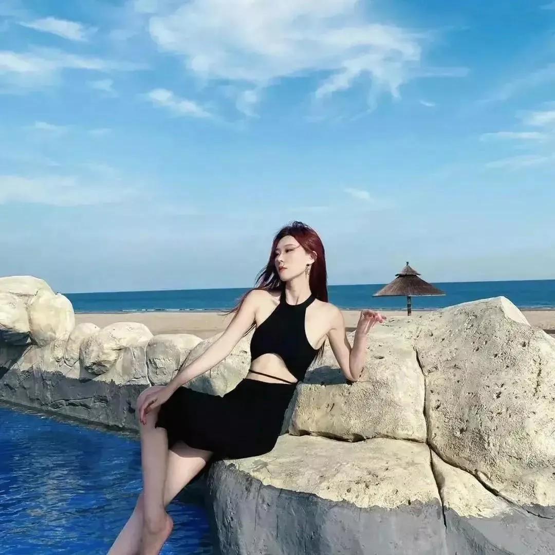 海边的优雅时光，红发少女在岩石上放松海边活力少女 海边花海少女 海边度假少女 海