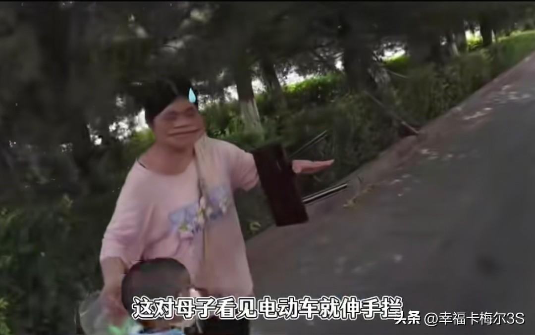 自己嫌热不肯戴头盔，反倒把娃裹得密不透风，看见外卖小哥拍的一段视频，看完属实看不