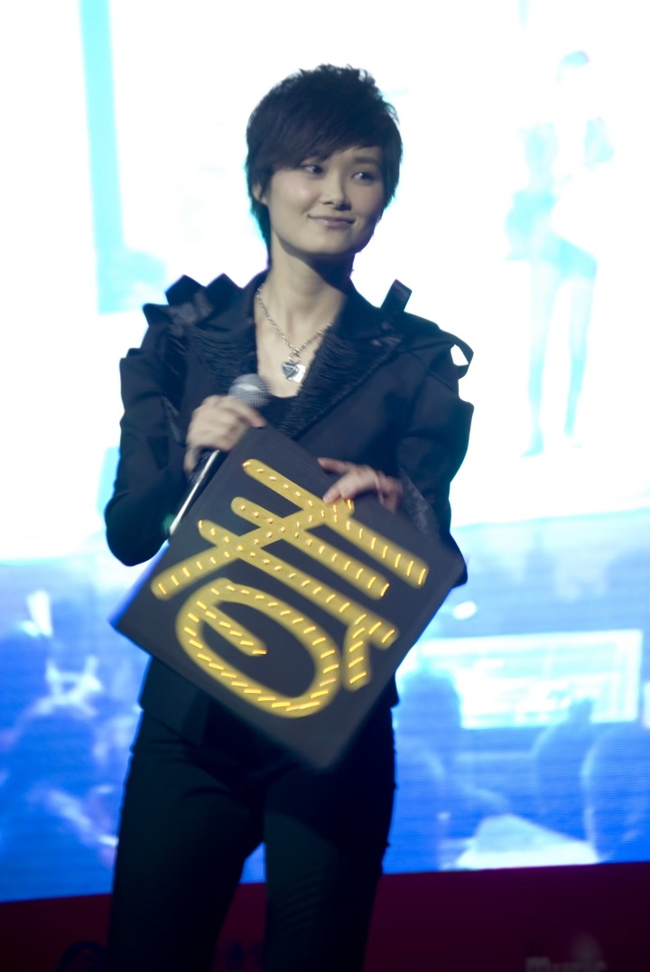 李宇春我给你投过票2005年那张亲手投出的选票，是一代人滚烫的少年心事，见证着她