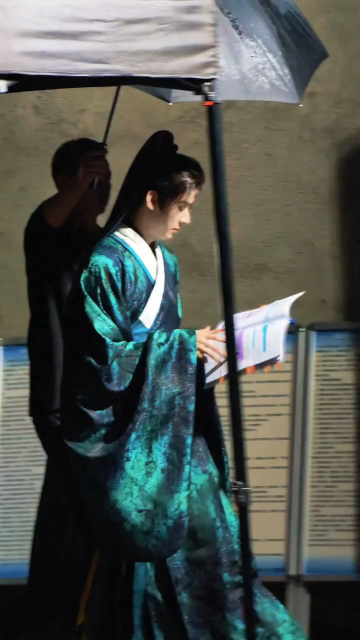 龚俊《凤舞九天》新路透好漂亮的孔雀小凤凰，衣服质感真好今天是富贵版陆小凤龚俊龚俊