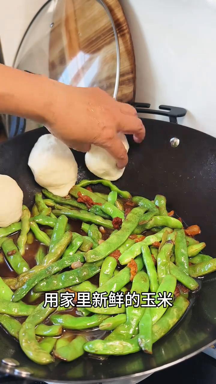 鲜玉米锅贴馒头。
用家里新鲜的玉米做这样的锅贴馒头，出锅以后都老宣乎。
·新鲜的