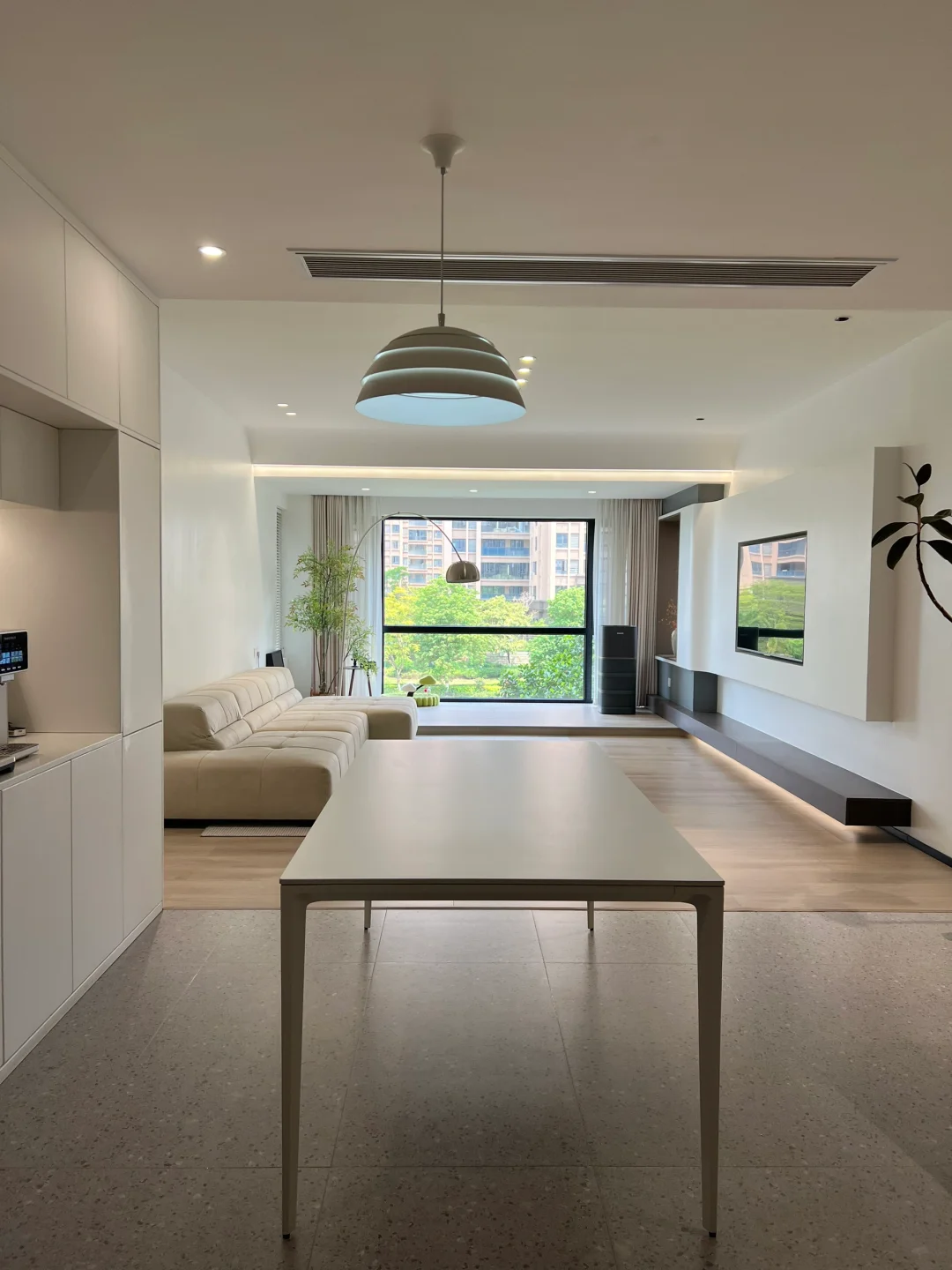 一尘不染，还说不是样板房，骗谁呢？