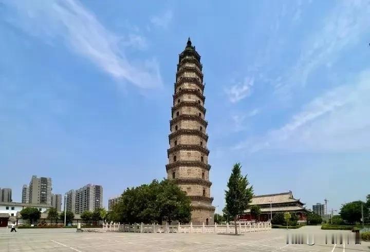七律| 条州开福寺前广场见思
千载遗存开福寺，盛时重建妙高台，
风中洗耳金铃响，