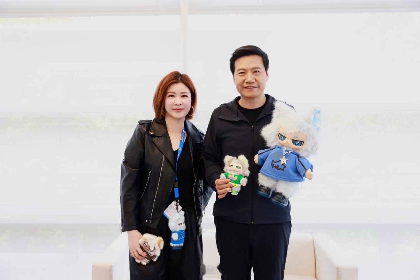 乐华娱乐的老板杜华去看了China GT赛车比赛，结果在现场碰到了雷军！她立马发