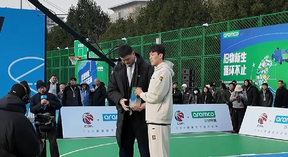 姚明从篮协提前退休倒成了一件美事，可以四处走穴参加商业活动了，和杨瀚森一起出席活