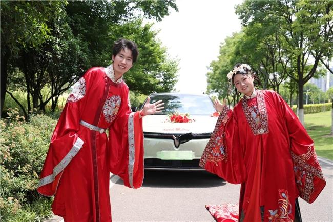 【九对新人亲测！果然知音是懂浪漫的】武汉520集体婚礼上,九对新人深度体验岚图知