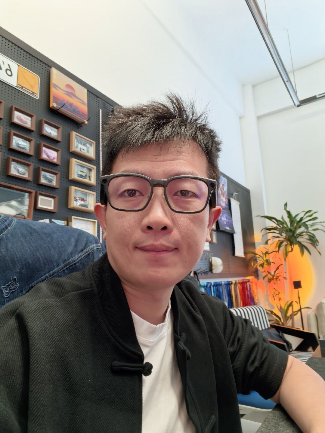 你们说我是戴眼镜好看，还是不戴眼镜好看？或者，都不好看