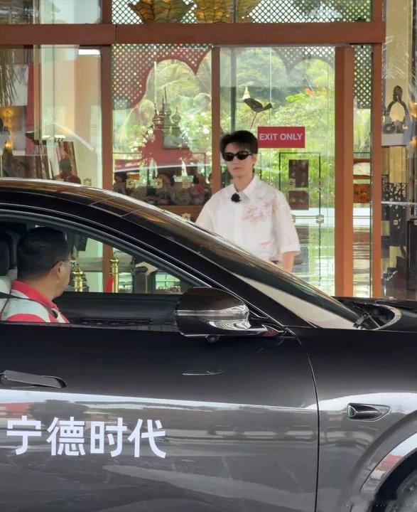 王俊凯溢出屏幕的人夫感王俊凯中餐厅录制路透这溢出屏幕的人夫感王俊凯左手篮子右手行