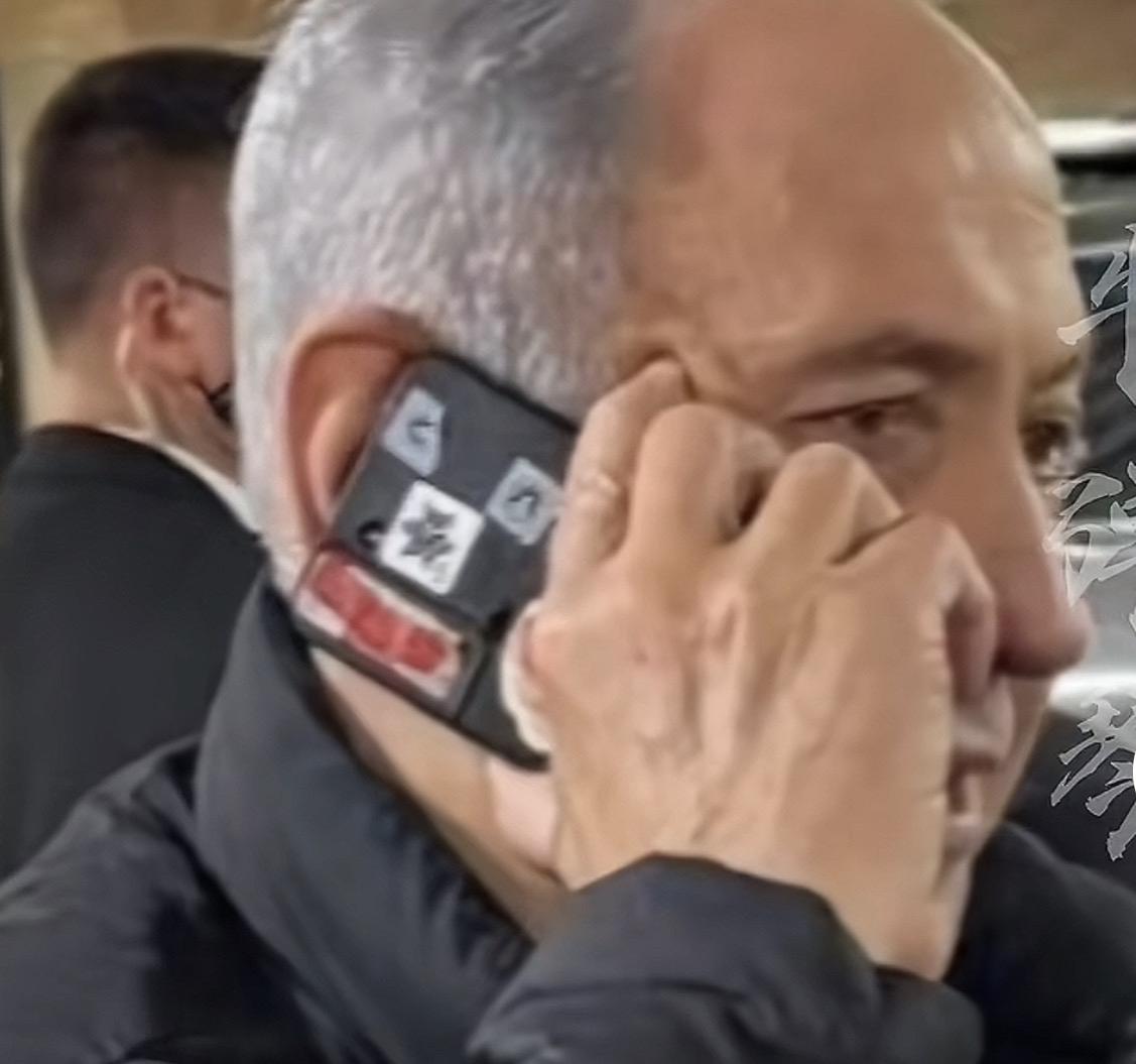 哎我去！内塔尼亚胡连手机摄像头都贴上保护膜了，看得出来很谨慎了，没想到这老哥还有