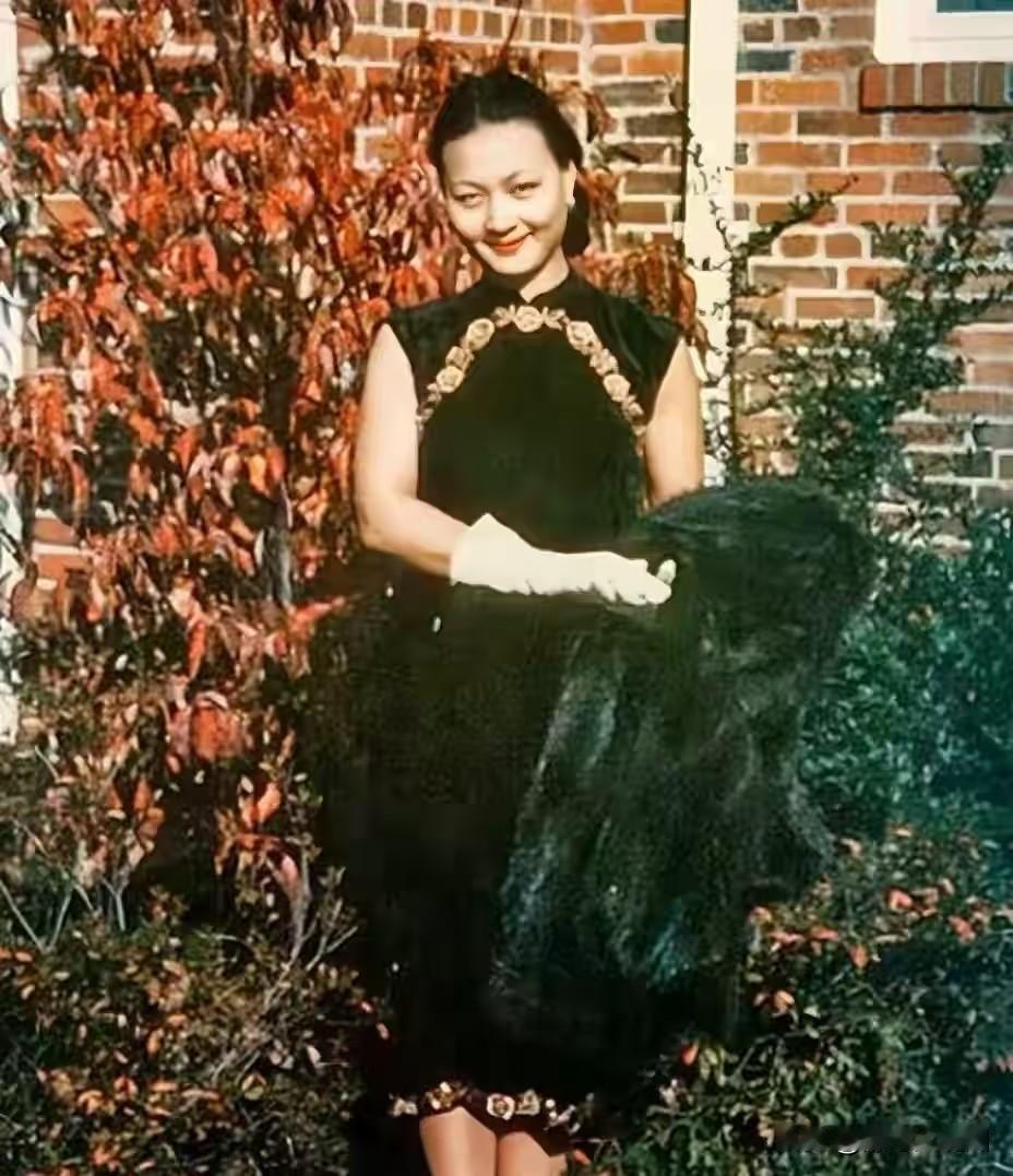 1940年，毛主席在大礼堂观看演出，知道一个女演员是故人之女时，不仅亲切地和她握