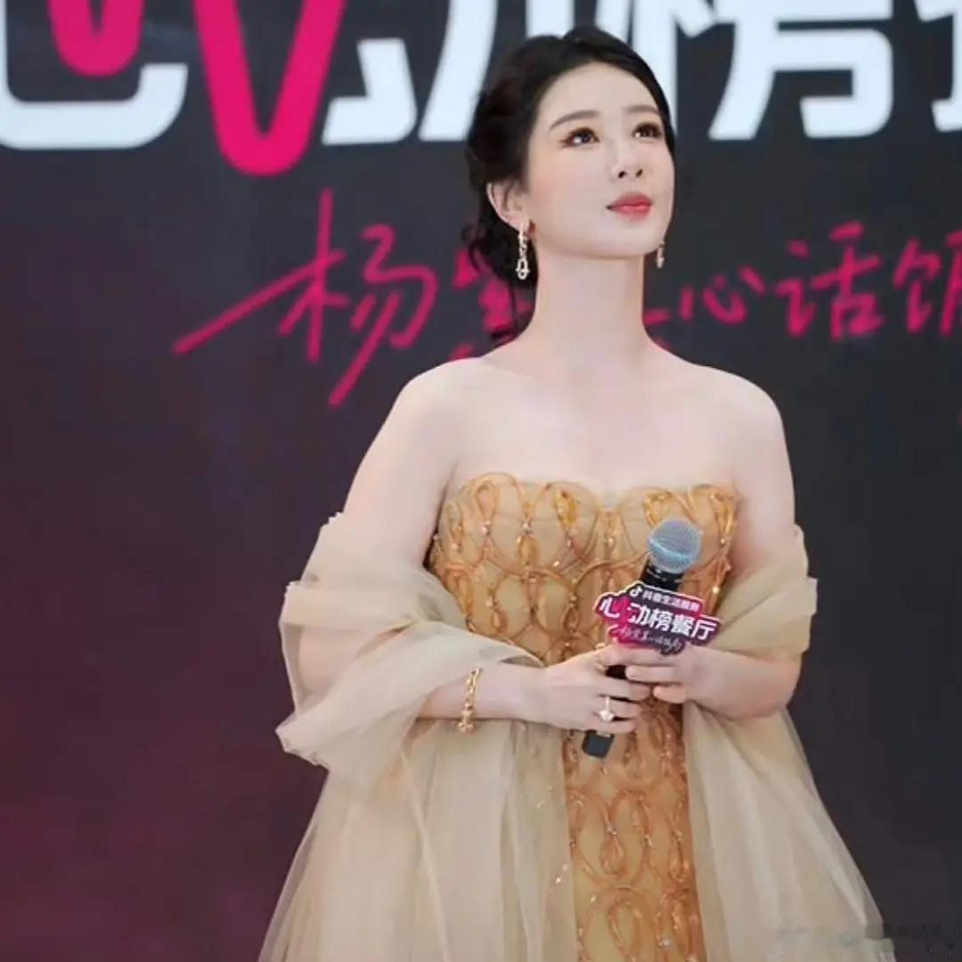 杨紫今日线下活动生图 这个状态也太好了吧！白玉兰视后红气养人