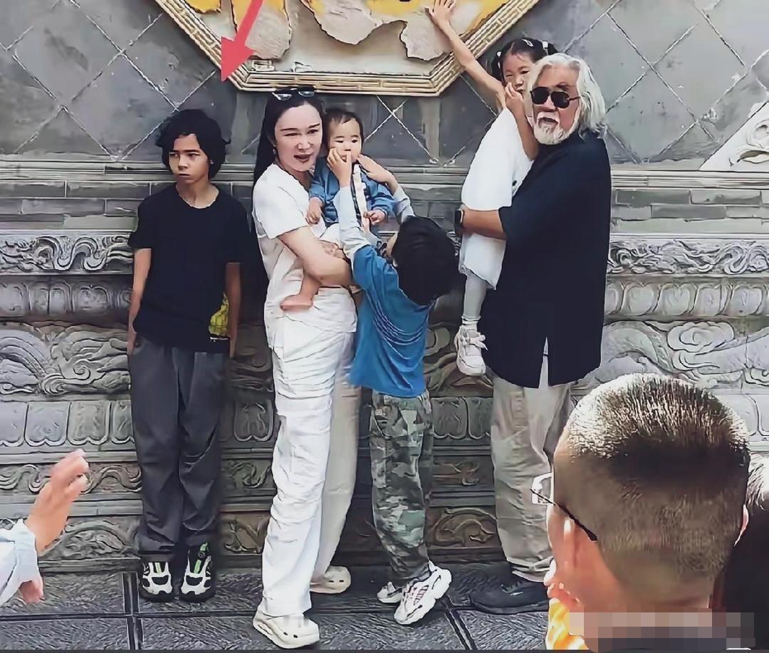 张纪中杜星霖夫妇带四个孩子外出游玩，白胡子白头发的张纪中导演身体很壮实！