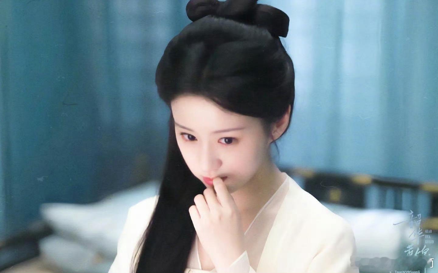 包上恩好素的妆造好美的人 不得不夸，包上恩素净妆造美到极致！素衣挽发，素颜下五官