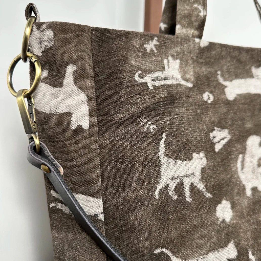 谁懂啊！这个包的图案直接戳中我的自然魂✨ 温柔又有故事感，容量够装平板 + 水杯