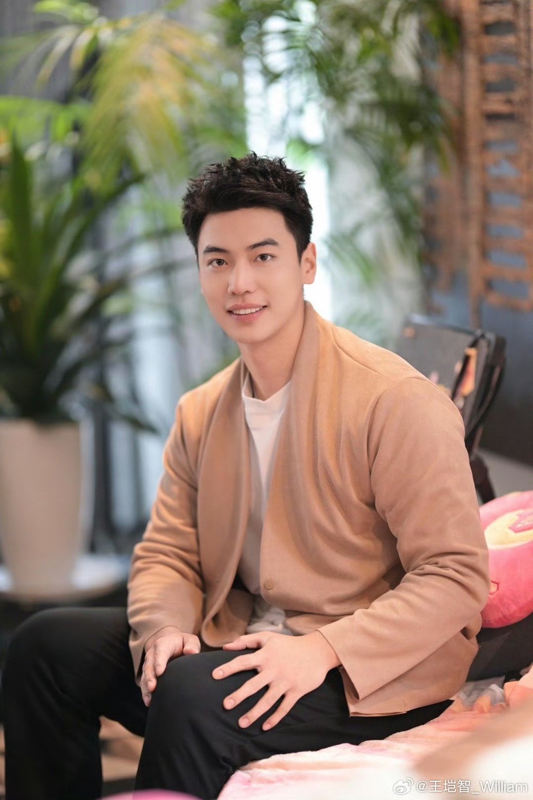 恋综为什么总在塌房业内人士谈恋综背调之难 当网友都在说为什么不做背调的时候，节目
