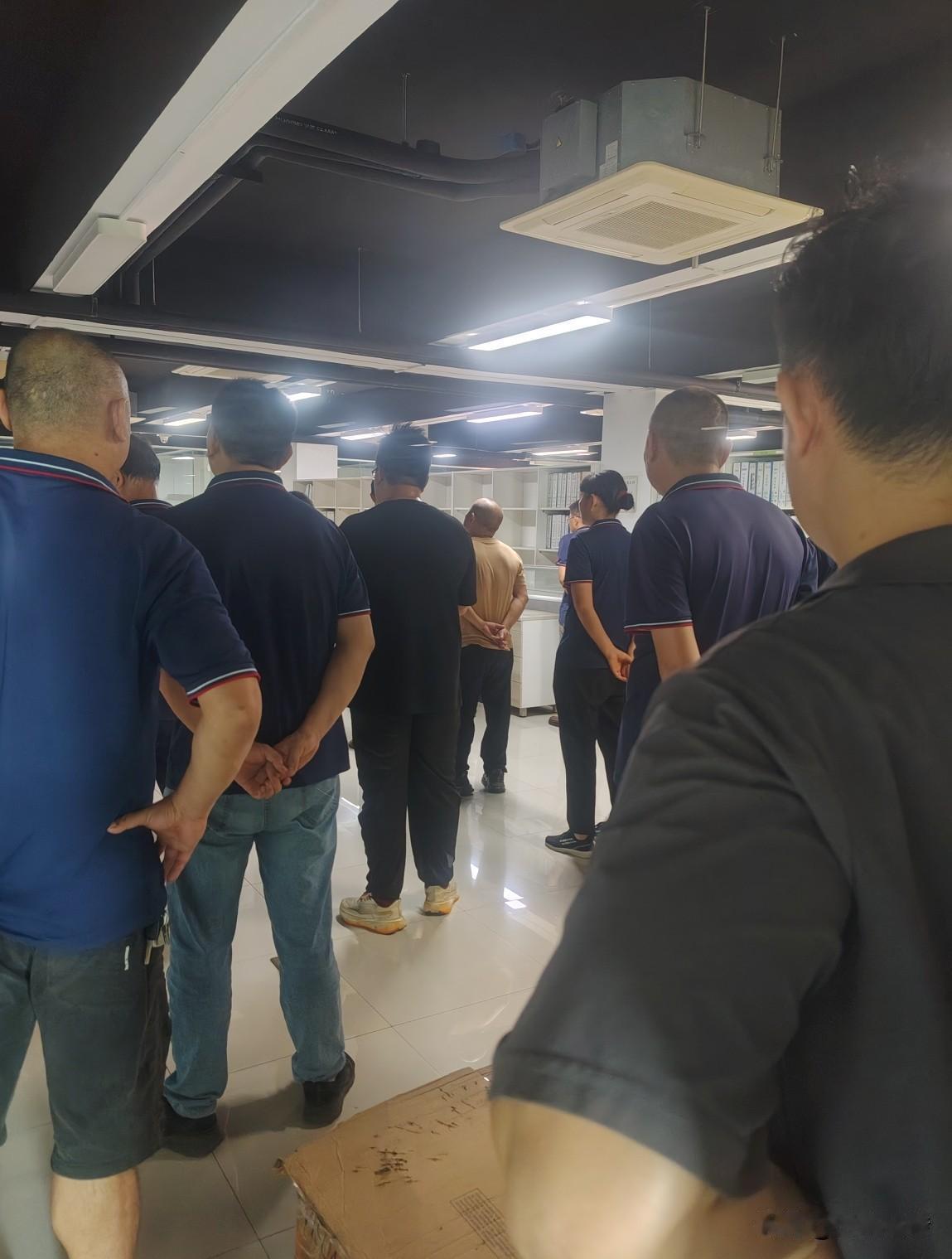 在越南，汪同事休完假从老家回厂赶着上8点的班，在下公交车时却被一辆女式摩托车给撞