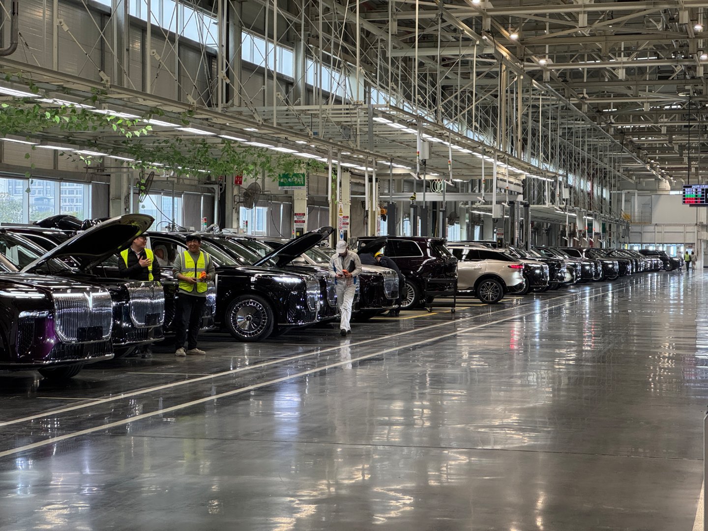 作为车主，有幸受邀参观岚图云峰工厂开放日，这种直面生产智造的机会，挺难得的毕竟菜