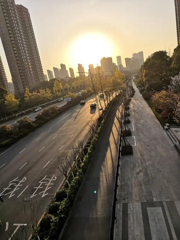 悄悄治愈自己的40件小事：慢慢放空，慢慢自愈，慢慢变好

1. 早起迎着清晨微光