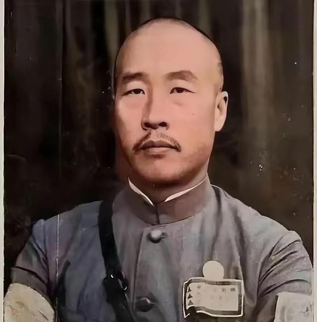 1937年，韩复榘叫来手下五个师长，讨论是否和日本人合作，孙桐萱带头说：“韩主席