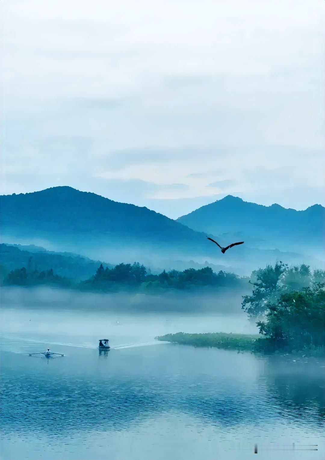 上联：黄鹤归飞千里碧
下联：有请雅士[玫瑰][玫瑰][玫瑰]