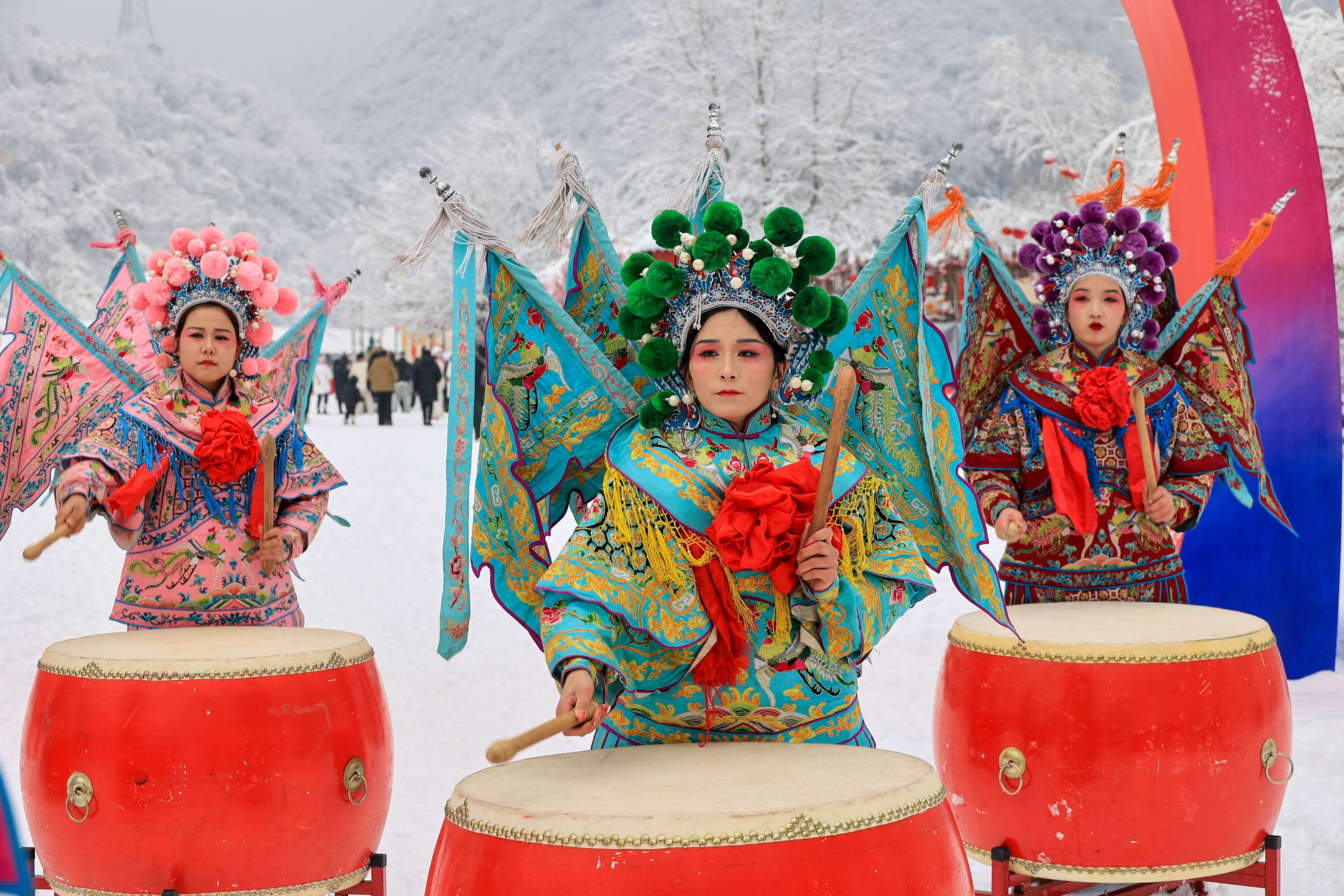 #东方戏曲血脉觉醒# 春节已过，雪地里的梨园战鼓你还记得吗？英姿飒爽，鼓声雷雷，