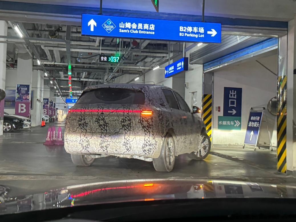 呀！这是理想L6咩？[doge]#凯文聊车# ​​​
