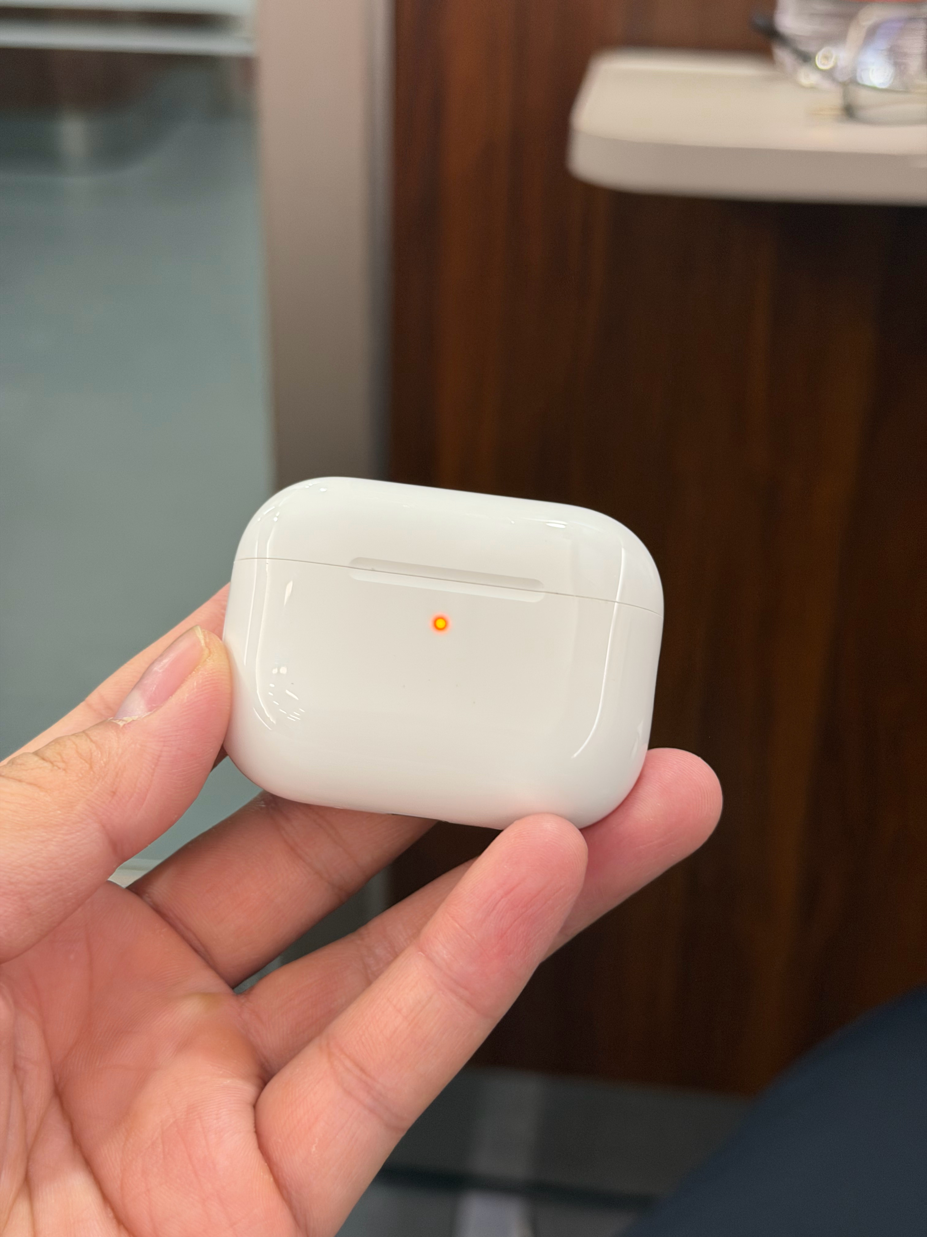 AirPods Pro3 的降噪确实没话说，很强，高铁上戴上贼安静，但不到 2 