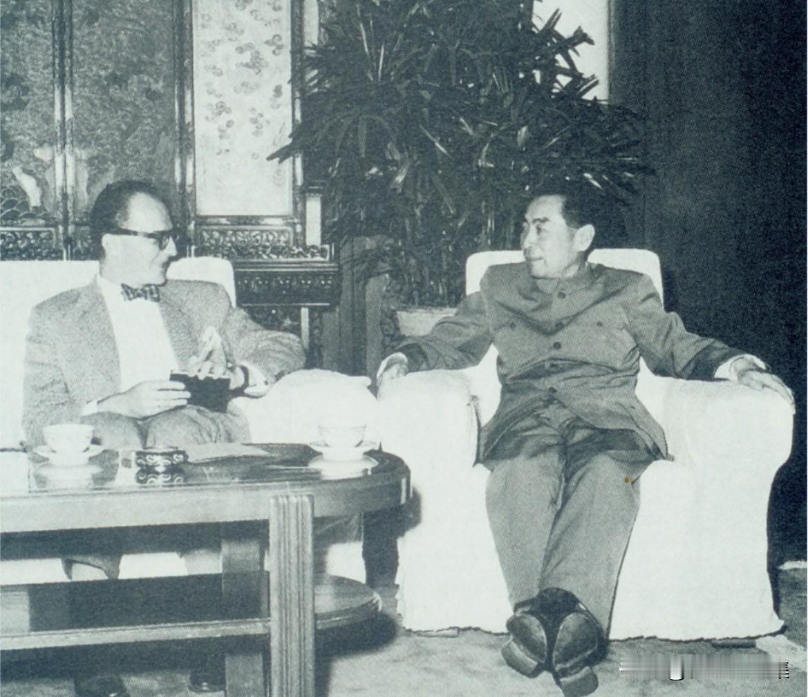 1971年，周恩来接见墨西哥《至上报》记者乌果·拉托雷·卡巴尔。《至上报》创刊于