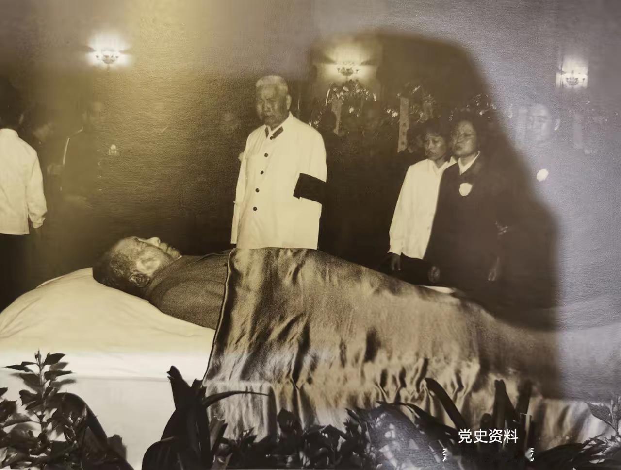 1976年9月，在毛主席遗体旁，萧劲光泣不成声，久久不愿离去。在工作人员的劝说和