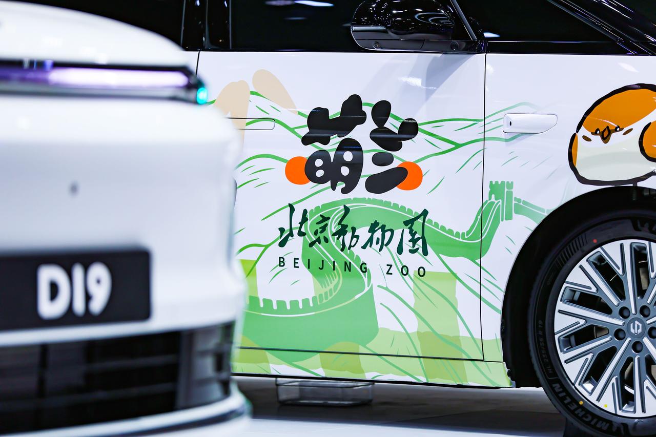 从光电白到金属黑，零跑D99的车漆里藏着多少“高级感”？
 
北京车展零跑展台，