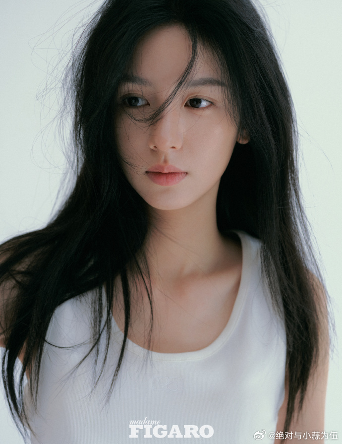 周也费加罗二月刊 周也费加罗二月刊大片释出，极简风格下更显五官精致，清透干净的气