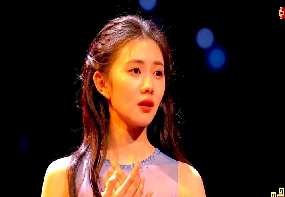 直播中，她手里的道具小马，直接飞出去了。
 
全国观众眼睁睁看着，她眼神里的光瞬