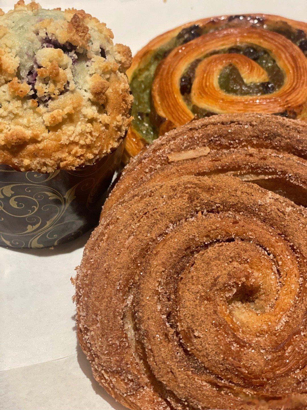 昨晚下播没吃饭，今早一觉睡到10点，在星巴克一次把三顿饭的热量都补回来了。这家店